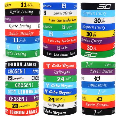 Cina Braccialetti in silicone stampati su misura Giochi di basket Promozione di palla stellare Multi colore Night Glow Luminous Silicone Band in vendita