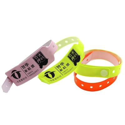 China Fabricante Pulseira de cor sólida personalizável Plastico à prova d'água Pulseiras de vinil para eventos com logotipo código de barras à venda