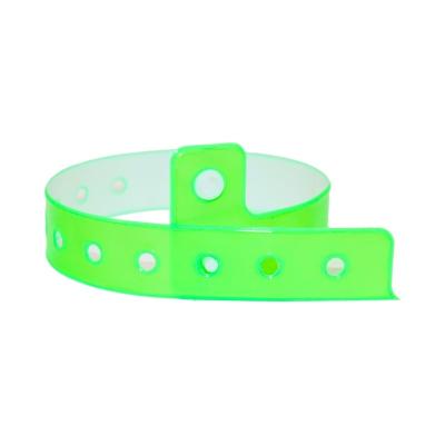 China Hersteller Einweg-Kustom-Armband Neon-Fluoreszenzfarbe Wasserdicht Kunststoff Vinyl PVC Veranstaltung Party Geschenk Armband zu verkaufen