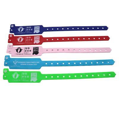 China Einweg-Kustom-Armband Neon-Fluoreszenzfarben Kunststoff Vinyl PVC Wasserdicht Veranstaltung Party-Armband zu verkaufen