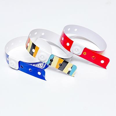 Chine Custom Promotional Gift Item Wristbands Logo Vinyl PVC One Layer Waterproof Colorful Paper Wristband à vendre