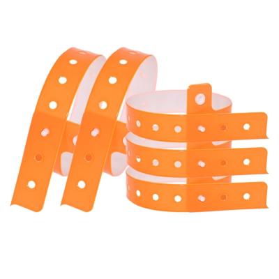 China Fabrik Einweg-Anpassbares Armband Neon Mehrfarbiges Kunststoff Vinyl PVC Wasserdichtes Event Geschenk Armband zu verkaufen