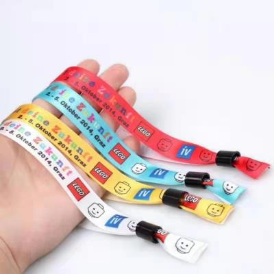 China Anpassung Logo Polyester Gewebte Stoff Armbänder Konzert Promotion Veranstaltungen Geschenk Längenverstellbare Armbänder zu verkaufen