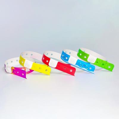 China Custom Promotion Waterproof Vinyl PVC Wristbands L Shape One Layer PVC Waterproof Colorful Paper Wristband à venda