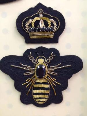 China La corona/la abeja del oro formada bordó insignias de la chaqueta del alambre del lingote con el diamante artificial en venta