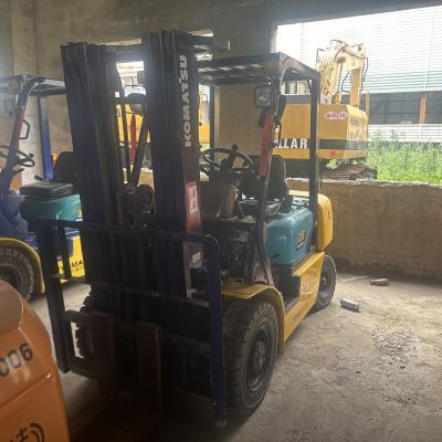 China Equipo de manipulación de materiales de tres etapas de montacargas usados Komatsu FD25 2,5 toneladas en venta