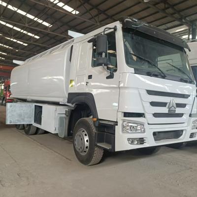 China Sinotruk Howo 371 camión petrolero 2000L 6x4 de segunda mano para la entrega de combustible en venta