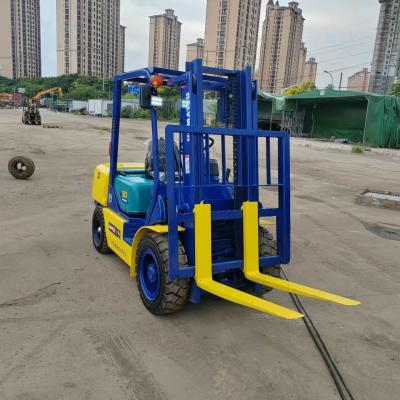 China Komatsu FD30 Used Forklift Two Stage Material Handling Equipment 3 Ton for sale