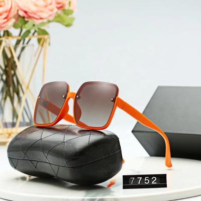 China Classy Luxury Women Sunglasses Purses and Purses Glass Sun Glasses Lower Prices Luxury Designer Sun Glasses for sale