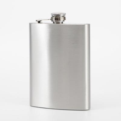 China Modern hot selling fashion hip flask set with chess in stainless steel hip flask with cigarette holder for sale