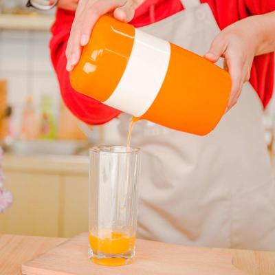 China Viable Fruit Lemon Juice Press Squeezer Citrus Juicer Bottle Orange Blender and Vegetable Manual Hand Juicer for sale