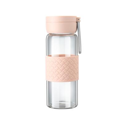 China 420ml Borosilicate Glass Sustainable Clear Water Bottle With Plastic Lid And Silicone Sleeve Bpa Free for sale