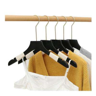 China Minimalist Wholesale Hot Sale 2021 Fashion Store Wooden With Non Slip High Quality Black Wooden Hanger for sale