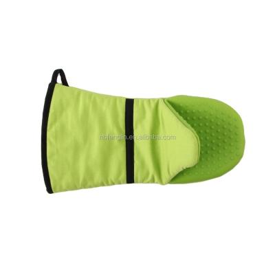 China Higher Green Color Heat Resistant Kitchen Cooking Head Silicone Heat Resistant Snake Oven Mitt for sale