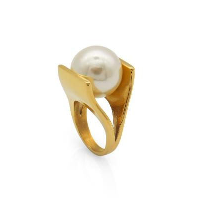 China Unique Vintage Chris April Chunky Design 316L Stainless Steel PVD Gold Plated Three Color Big Shell Pearl Ring for sale