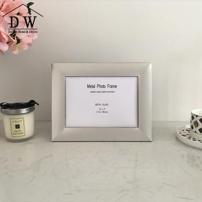 China Europe\North America Simple Modern New Products Black Or Silver Metal Aluminum Photo Frame For Home Decoration for sale