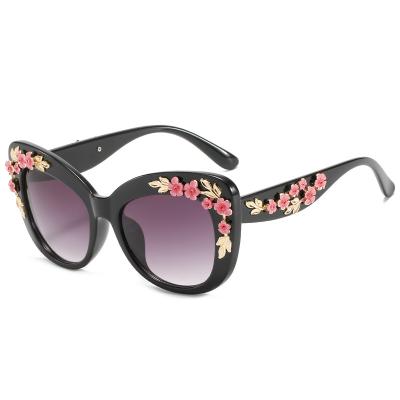 China Fashion sunglasses 2021 retro fashion oversized glass baroque style sunglasses tend festival holiday metal cut luxury sunglasses for sale