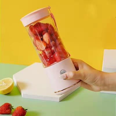 China Convenient portable multi-function electric smoothie juicer bottle mini household USB blender juice juicing cup for sale