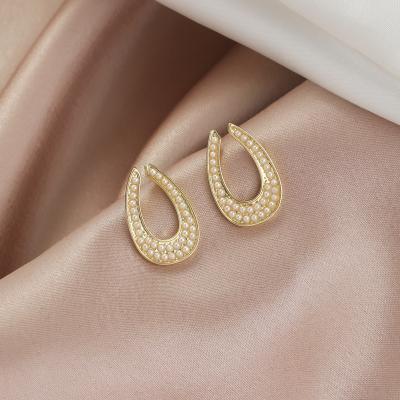 China Trendy Manufacturer Hot Sale Sparkling Huggie Trendy Gold Plated Hoop Earrings U Shape Alloy Pearl Earrings for sale