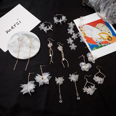 China 2021 New Fashion White Long Drop Daisy Flower Earrings Plastic Resin Cubic Transparent Petal Romantic Factory Wholesale for sale