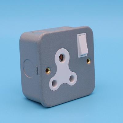 China Residential / General Purpose Electrical Switch 15A Wall Power 3 Pin Metal Clad Socket for sale