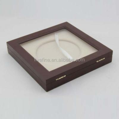 China Handmade wooden gift boxes for collector plates with clear window for sale