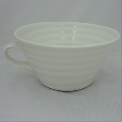 China Sustainable Manufacturer Classic Handgrip Swirl Shape Sustainabl 400ML Ceramic Bowl With Handle for sale