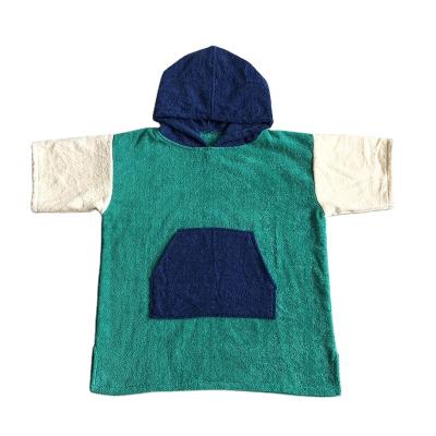 중국 Viable hooded towels with kids fashion multu-color splicing style 10-12 years old kids poncho towel 판매용