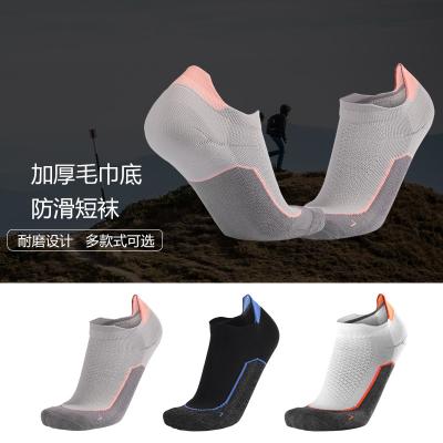 China Thickening Outdoor Athletic Sports Crew Non Slip Mens Socks for sale