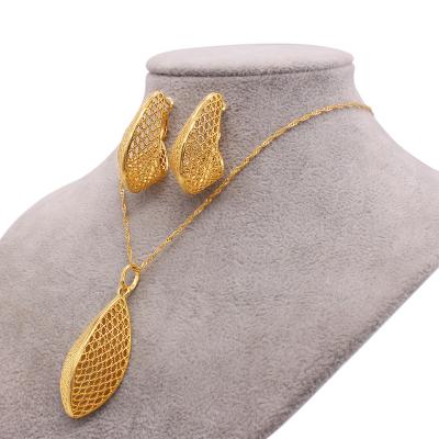 China New FASHIONABLE Dubai 18K Gold Plated Bridal Necklace Jewelry Earrings Pendant Sets For Indian Women Wedding Wife Gifts for sale