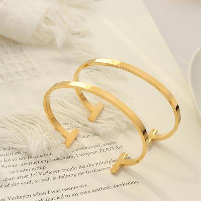 China Designer CLASSIC hot simple girls style factory sales stainless steel lucky bracelet for sale