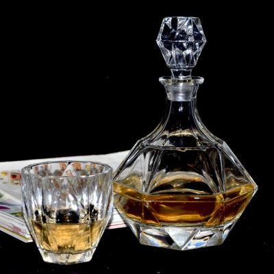 China Lead free home appliance twist whiskey glass bottle hotsale whiskey drinking glass mug with decanter for sale