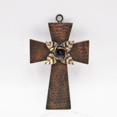 China Wholesale Cheap Antique Metal Europe Style Vintage Bronze Cross With Flower Carvings Details For Gifts Altar Home Decor for sale