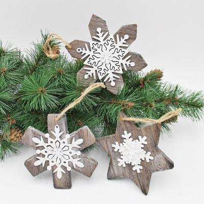 China 100% Handmade New Product Rustic Frozen Snowflakes Design Christmas Tree Wood Hanging Ornaments For Holiday Party Supplies Home Decoration for sale