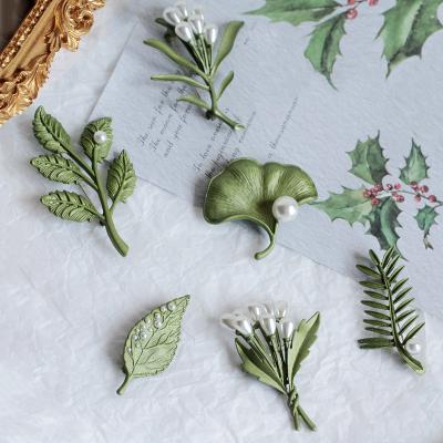 China Vintage Vintage Plant Leaf Brooches For Women Retro Leaves Bead Ginkgo Brooch Pin Corsage Classic Party Jewelry Accessories for sale