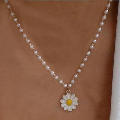 China 2021 Unquie Trendy Jewelry Trend Jewelry Elegant White Imitation Flower Pearl Chain Oil Dangle 2021 Women Fashion Necklace Wholesale for sale