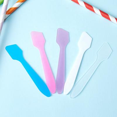 China JIE MEI Stock Best Selling Cosmetic Lip rub plastic facial cream spatula purple pink blue face scoop applicator small cream wholesale for sale