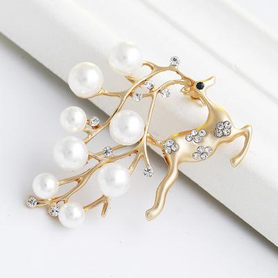 China Elegant Explosive Thick Gold Plated Light Gold Plated Gift Half-Complete Empty Brooches Girl Care Eight-Pearl Sika Deer Brooch Corsage for sale