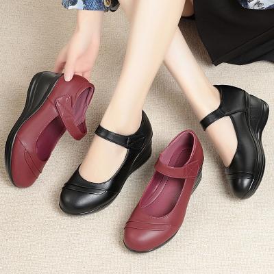 China Round Mother Shoes Quality Soft Cowhide Widened Toe Flat Shoes Women Platform Flat Wedge Heels Shoes For Women New Styles for sale