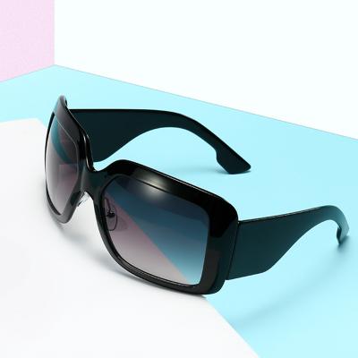 China New Classic Curve Frame Designers Women UV Blocking Sunglasses Men Windproof Sunglasses for sale