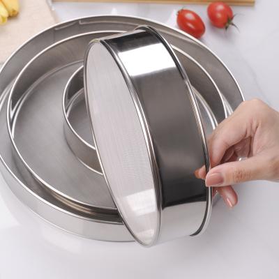 China Sustainable Stainless Steel Mesh Sifter Manual Flour Sieves with Scraper Flour Sieve Sieve for Kitchen Baking Tools for sale