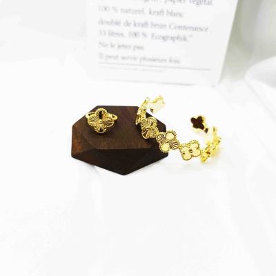 China Luxury Designer Inspired Jewelry Famous FASHIONABLE Newcomer Brands Excellent Agate Four Leaf Clover Cuff Bracelet For Women for sale