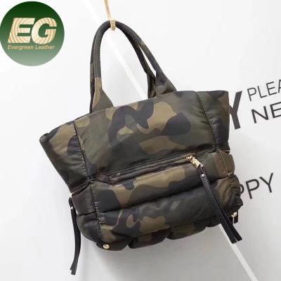 China Sh2134 Fashion Camouflage Handbag Shoulder Bags Winter Loose Nylon With Zipper Women Luxury Stitched Tote Purse Custom Puffer Bag for sale