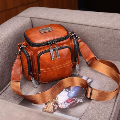 China 2022 High Quality Niche Design Large Capacity Women Shoulder Bags Vintage Ladies Camera Bucket Strap Wide Cross - Body Bags for sale