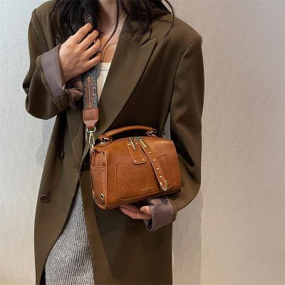 China YIMYIK Retro Vintage Style Women Large Capacity Shoulder Bags Texture Western Lady Leather Handbags for sale