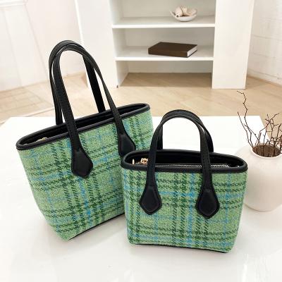 China 2021 PORTABLES New Large Portable Woolen Plaid Tote Bag For Women for sale