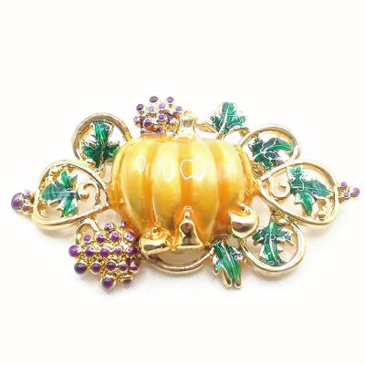 China Newest Fashion Halloween Pins And Brooches Gift Creativity Pumpkin Pearl Pumpkin Brooch For Women for sale