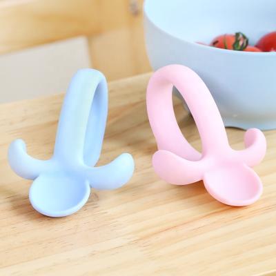 China Viable Manufacturers Creative Baby Silicone Spoons BPA Free Baby Training Spoons Baby Supplies for sale