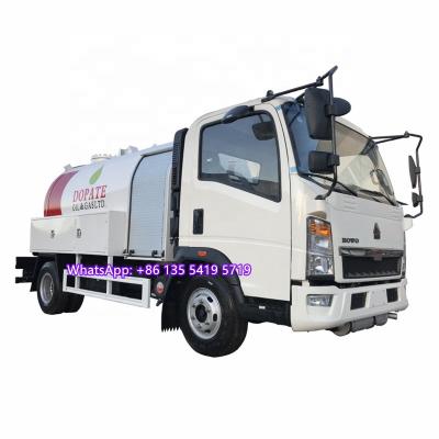 China Hotels HOWO 6 Wheels 5CBM 5000L 5M3 2.5Ton Home Cooking Gas Cylinder LPG Tanker Truck LPG Bobtail Filling Truck With Pump Dispenser for sale