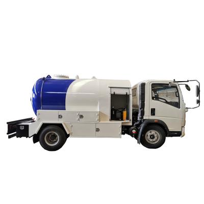 China Mobile Hotels HOWO RHD 5CBM 5000L 5M3 2.5MT LPG Gas Cylinder Refilling Tank Truck LPG Bobtail With Pump Dispenser for sale